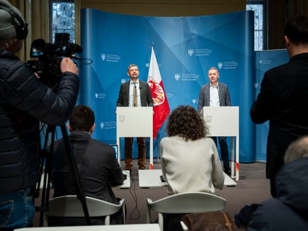 La Jonta provinziela de Bulsan à dat pro l documënt de plu ani de prugramazion dla opres de stredes 2026-2028 dla Repartizion Nfrastrutures. Ti trëi ani che vën iel preudù dut adum 415 milions de euro te nvestimënc tla nfrastrutures strategiches per la stredes sun dut l raion provinziel, coche l ie unì spiegà dal assessëur provinziel Alfreider (a man ciancia sun la fotografia) ntan la cunferënza stampa cun l diretëur dla Repartizion Nfrastrutures Umberto Simone. (Foto: USP/Fabio Brucculeri)