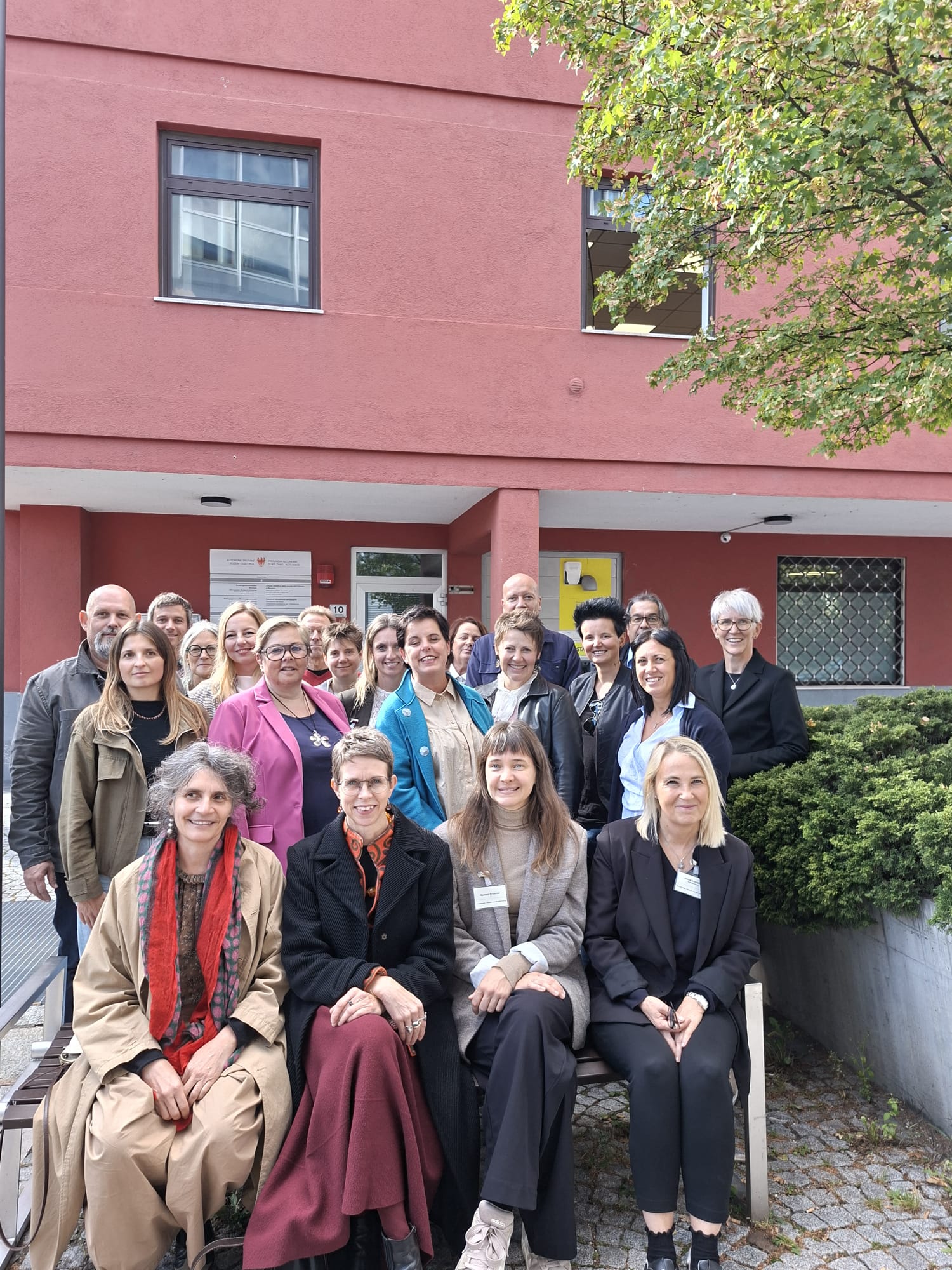 Sie begrüßten die Bürgerinnen und Bürger (von links): die Direktorin des Amtes für Arbeitsvermittlung, Francesca Malara, Silvia Liotto, die Koordinatorin des Arbeitsvermittlungszentrums Bruneck, die Koordinatorin des Amtes für Ausbildungs- und Berufsberatung in Bruneck, Carmen Profanter, und die Direktorin des Amtes für Ausbildungs- und Berufsberatung, Alexa Seebacher. Im Hintergrund: Der Koordinator des Amtes für Arbeitsintegration, Paul Innerebner, und die Mitarbeiterinnen und Mitarbeiter der Dienststellen. (Foto: LPA/AVZ Bruneck)