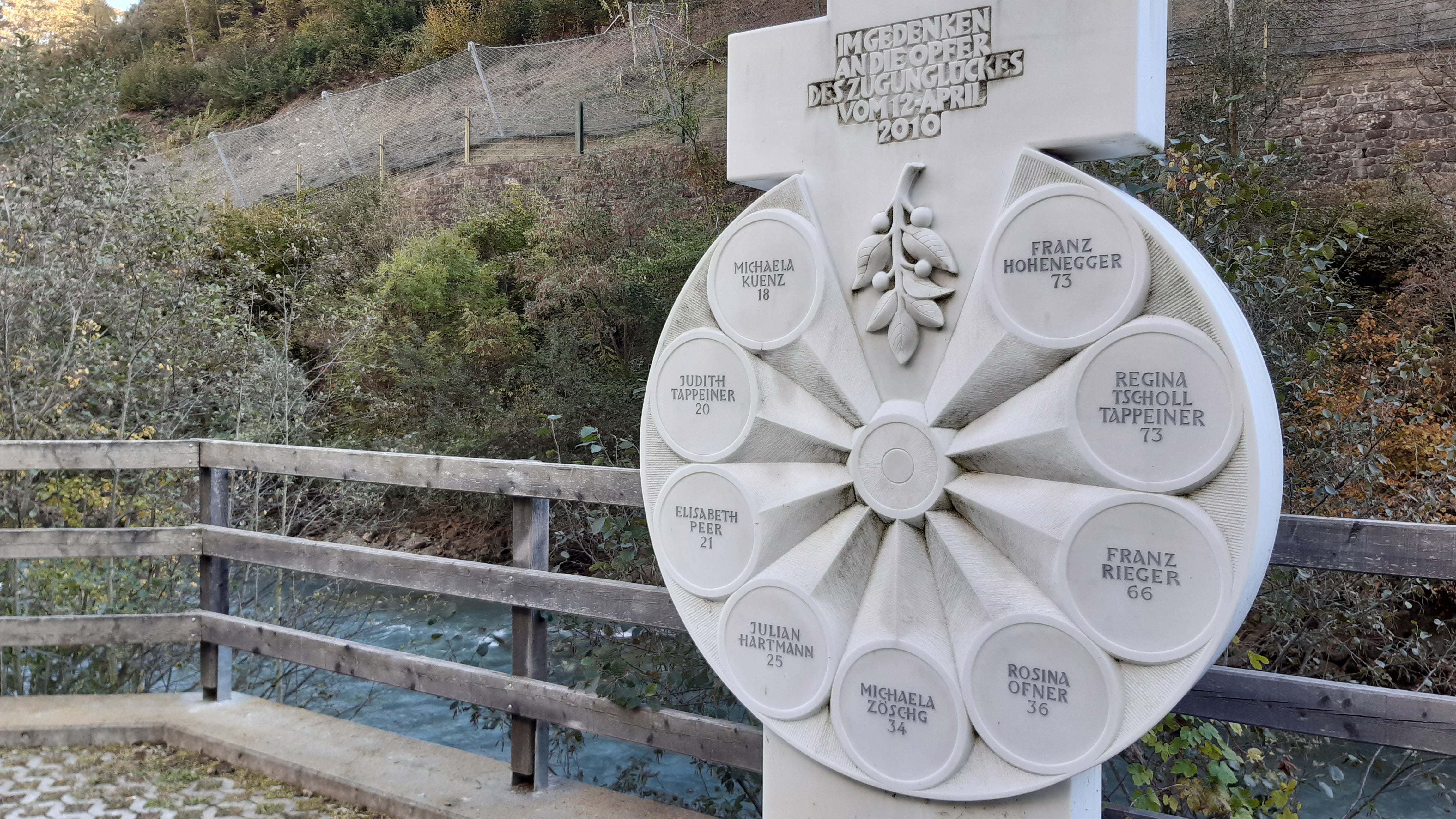 Una targa commemorativa ricorda le vittime dell'incidente ferroviario di Latschander. (Foto: ASP/Guido Steinegger)