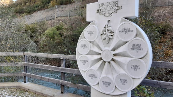 Eine Gedenktafel erinnert an die beim Zugunglück an der Latschander Verstorbenen. (Foto: LPA/guido Steinegger)