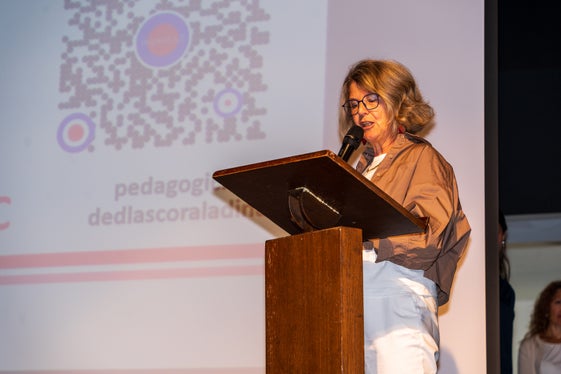 L’ispettrice per l’insegnamento della religione Agnes Irsara ha presentato l’iniziativa “Tö nes stas a cör”. (Foto: USP/Direzione Istruzione, Formazione e Cultura ladina/Bruno Ferdigg)