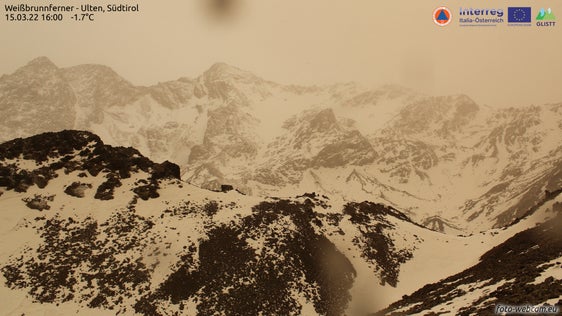 La sabbia del Sahara ha colorato anche i ghiacciai: un'immagine del ghiacciaio di Fontana Bianca in val d'Ultimo a 2.955 metri a metà del mese di marzo (Foto: Webcam Interreg-Projekt Glacier Inventory South Tyrol-Tyrol GLISTT)