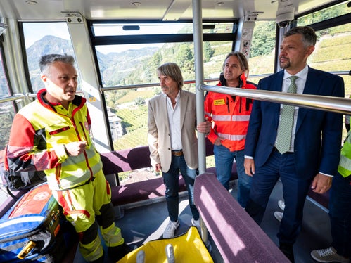 Wiederbelebung unterwegs im Fokus: In der Rittner Seilbahn informieren Rettungskräfte über das richtige Handeln im Notfall. Im Bild (von links nach rechts:) Ausbildungsleiter Lorenz Lintner, Gesundheitslandesrat Hubert Messner, Primar der Notfall-, Anästhesie und Intensivmedizin Marc Kaufmann und Mobilitätslandesrat Daniel Alfreider. (Foto: LPA/Fabio Brucculeri)

