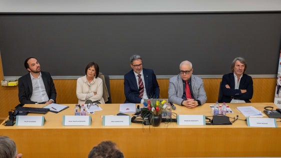 Freuten sich über die erfolgreiche Umsetzung des Medizinstudiums in Bozen (v.l.): Landesrat Philipp Achammer, NOI-Techpark-Präsidentin Helga Thaler Ausserhofer, Landeshauptmann Arno Kompatscher, Studiengangsleiter Maurizio Sanguinetti und Landesrat Hubert Messner. (Foto: LPA/Greta Stuefer)