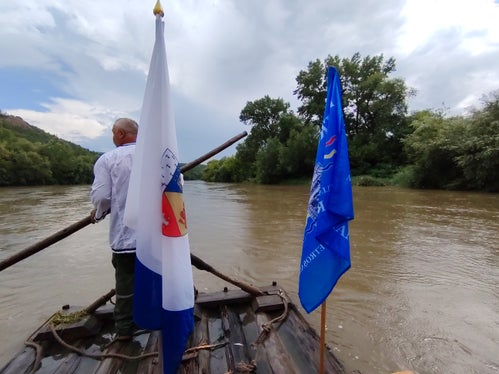 Eine Vorführung der traditionellen Flößerei als UNESCO-immaterielles Kulturerbe auf dem Fluss Mureș. (Foto: LPA/Abteilung Natur, Landschaft, Raumentwicklung)