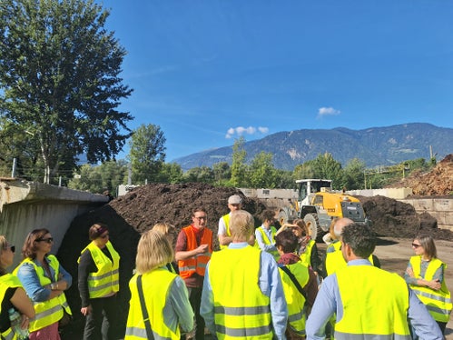 Unter der Leitung der Landesagentur für Umwelt und Klimaschutz fand das zweite Partnertreffen des Interreg-Projekts Core in Südtirol statt: Unter den besuchten Anlagen für die Bioabfallbewirtschaftung war auch die Kompostieranlage des Unternehmens Erdbau in Sinich. (Foto: LPA/Landesagentur für Umwelt und Klimaschutz) 
