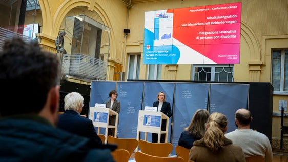 Anlässlich des Internationalen Tags der Menschen mit Behinderung (3. Dezember) haben Arbeitslandesrätin Magdalena Amhof und die Amtsdirektorin Magdalena Oberrauch Daten zur Arbeitsmarktintegration in Südtirol vorgestellt. (Foto: LPA/Fabio Brucculeri)