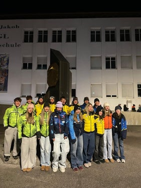 Die Südtiroler Delegation der ARGE-ALP-Skiwettkämpfe 2025 in Fulpmes feierten den starken 3. Rang in der Teamwertung. (Foto: FISI Südtirol)