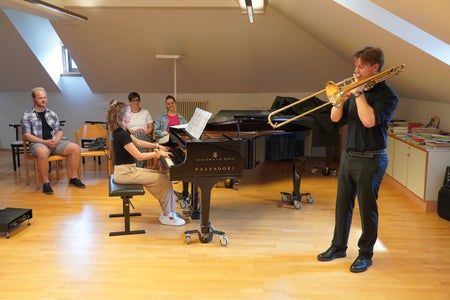 Insgesamt 72 Musikerinnen und Musiker haben sich der Prüfung für das goldene Leistungsabzeichen gestellt, darunter auch Stephan Wallnöfer (Musikschule Lana, Klavierbegleitung Cornelia Messner). Sein Prüfungsprogramm hat er vor Publikum vorgetragen, die Prüfungen sind öffentlich zugänglich. (Foto: Konrad Pichler) 
