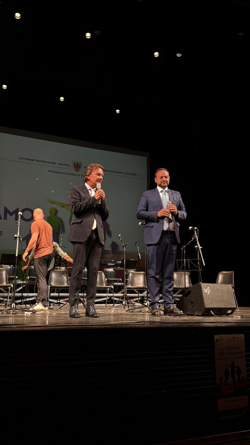Il sovrintendente Vincenzo Gullotta (a sinistra) e l'assessore provinciale all'Istruzione Marco Galateo inaugurano l'anno scolastico al Teatro Comunale di Bolzano. (Foto: USP)