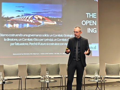 Alessio Trazzi, CAIO di IAA, ha sottolineato l'importanza dell'etica nel campo dell'intelligenza artificiale, soprattutto per la Pubblica amministrazione. (Foto: USP/Ursula Pirchstaller)