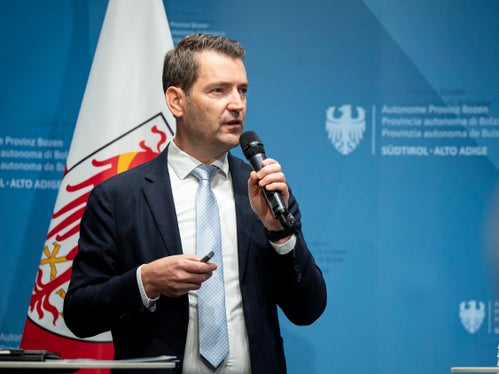 Bei der Vorstellung unterstrich Martin Vallazza, der Direktor des Ressorts für Infrastruktur und Mobilität, wie wichtig es sei, die zunehmende Verbreitung von Elektroautos mit konkreten Lösungen für das Laden zu Hause zu begleiten.  (Foto: LPA/Fabio Brucculeri)