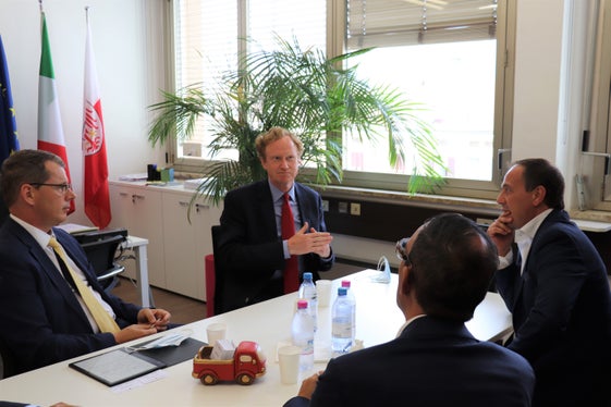 Botschafter Kickert und Generalkonsul Mantel im Gespräch mit LH-Stellvertreter Vettorato und Ressortdirektor Lampis (Foto: LPA/Laconi)