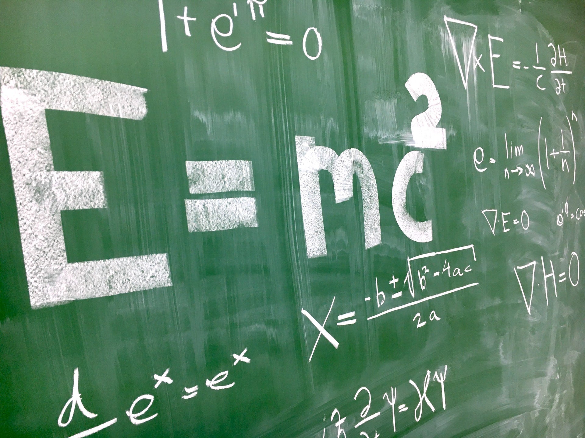 Zum 25. Mal findet in der kommenden Woche in Tramin die Mathematik–Modellierungswoche statt, bei der Oberschülerinnen und Oberschüler mit Hilfe der Mathematik vielfältige Problemstellungen lösen. (Foto: Unsplash/artturi jalli) 