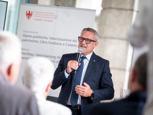 Die künftige Turnhalle der Mittelschule J. von Aufschnaiter wird die einzige Dreifachturnhalle im Bozner Stadtzentrum sein und ein wichtiger Bezugspunkt für Schülerinnen und Schüler, Familien sowie Sportvereine werden, sagt Landesrat Christian Bianchi. (Foto: LPA/Fabio Brucculeri)