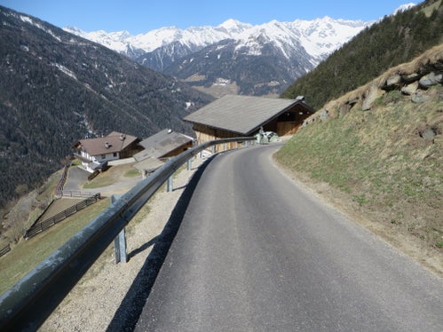 Nella seduta del 26 agosto, la Giunta provinciale ha approvato, su proposta dell'assessore Luis Walcher, lo stanziamento di ulteriori tre milioni di euro per la costruzione, l'ampliamento, il consolidamento e la ristrutturazione della rete viaria rurale per l'anno in corso. (Immagine simbolica: USP)