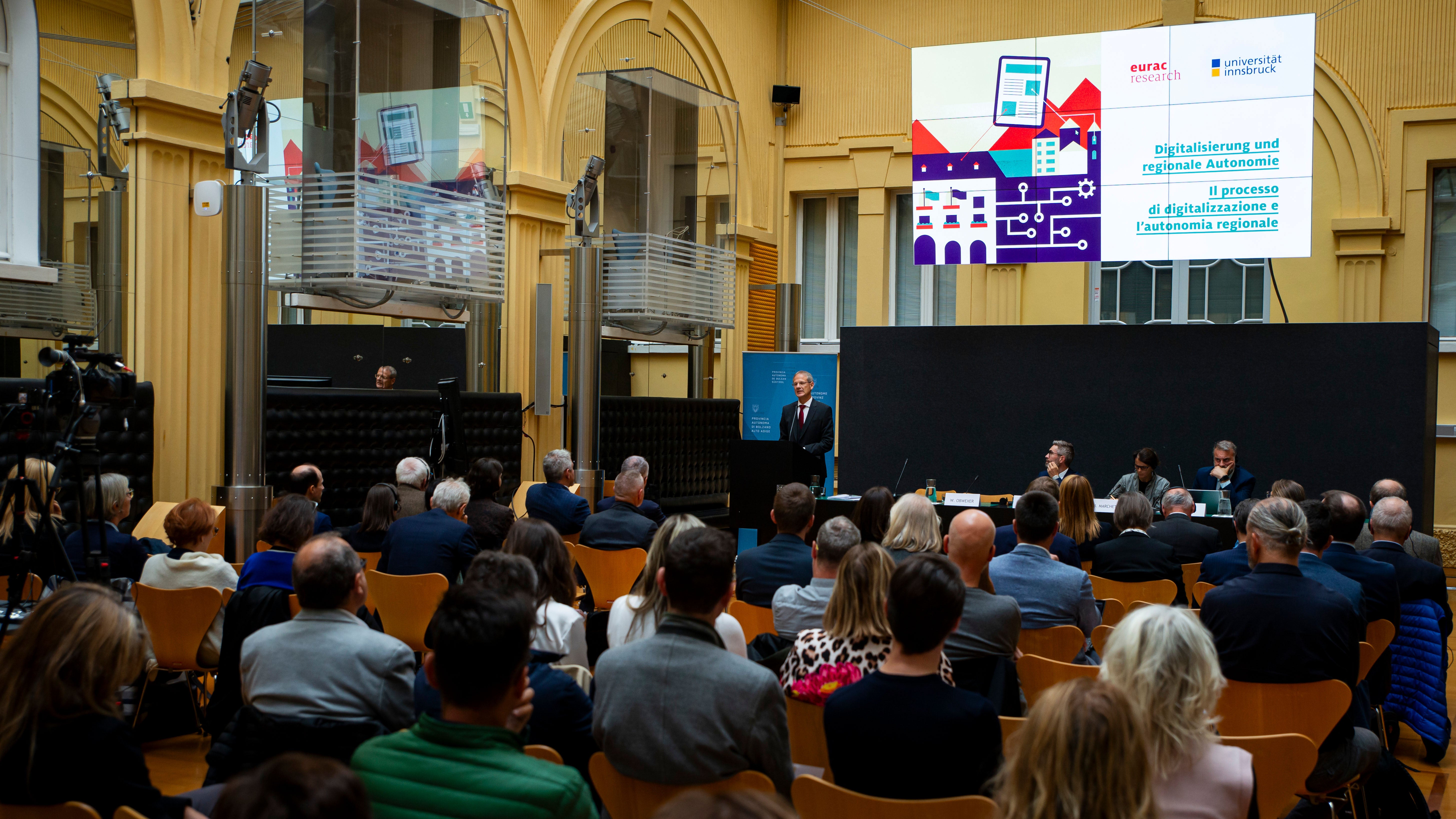 Digitalizzazione e autonomia: cosa può fare la digitalizzazione per l'autonomia, come si può mantenere l'autonomia nonostante l'omologazione? Questo il tema del convegno che si terrà oggi (30 settembre) alle 16.30 nel cortile interno di Palazzo Widmann, a Bolzano. (Foto: USP/Fabio Brucculeri)