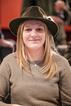 Passion für die Jagd vom Vater und Großvater geerbt: Jungjägerin Lena Obkircher aus dem Sarntal (Foto: LPA/Bernhard Aichner)