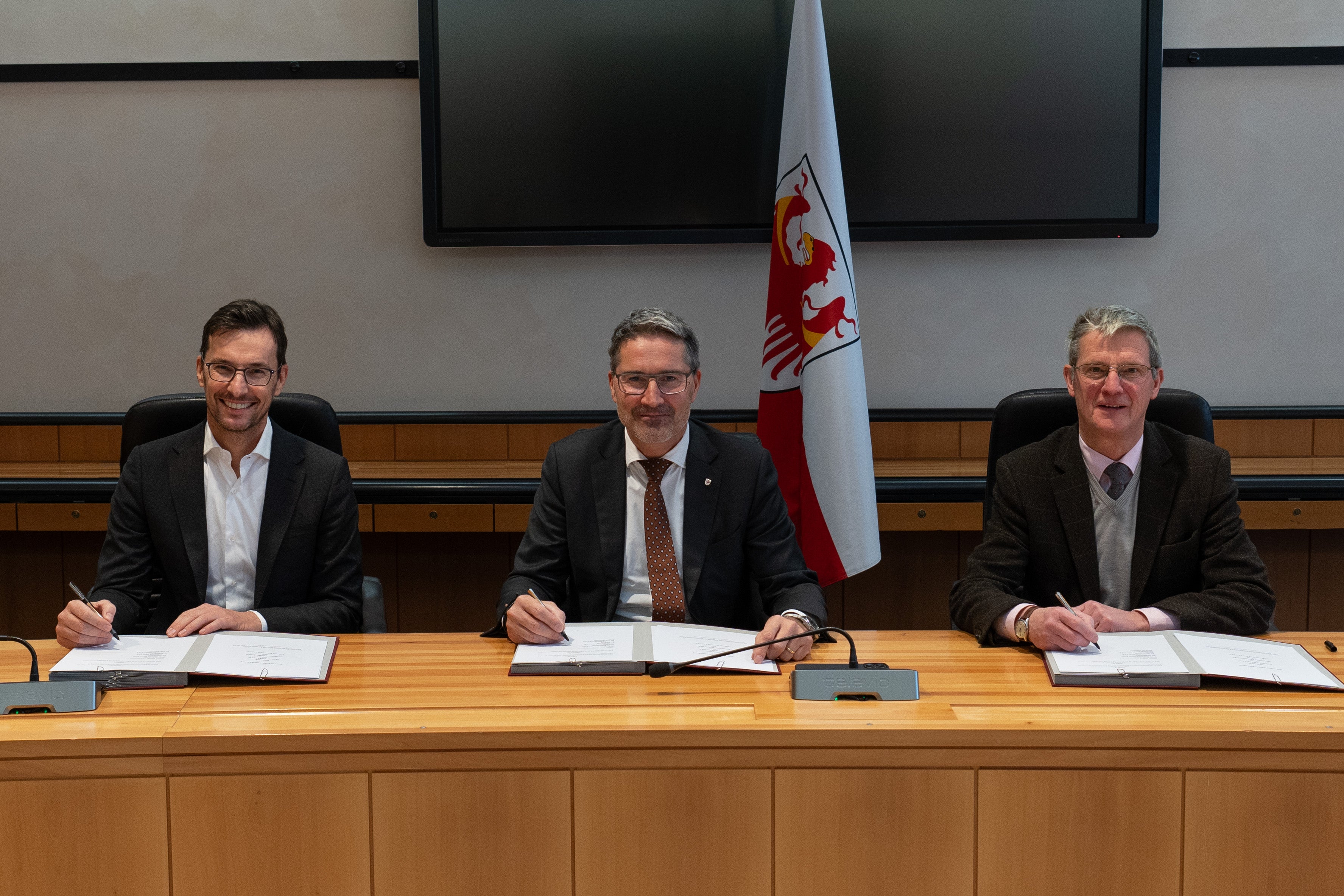 Oggi (7 dicembre) è stato firmato l’accordo di cooperazione tra Provincia di Bolzano, Comune di Appiano ed Euregio Plus Sgr per la realizzazione del progetto di valorizzazione dell’ex area militare. Nella foto il presidente di Euregio Plus Sgr Alexander Gallmetzer, il presidente Arno Kompatscher e il sindaco di Appiano Wilfried Trettl (Foto: ASP/Greta Stuefer)