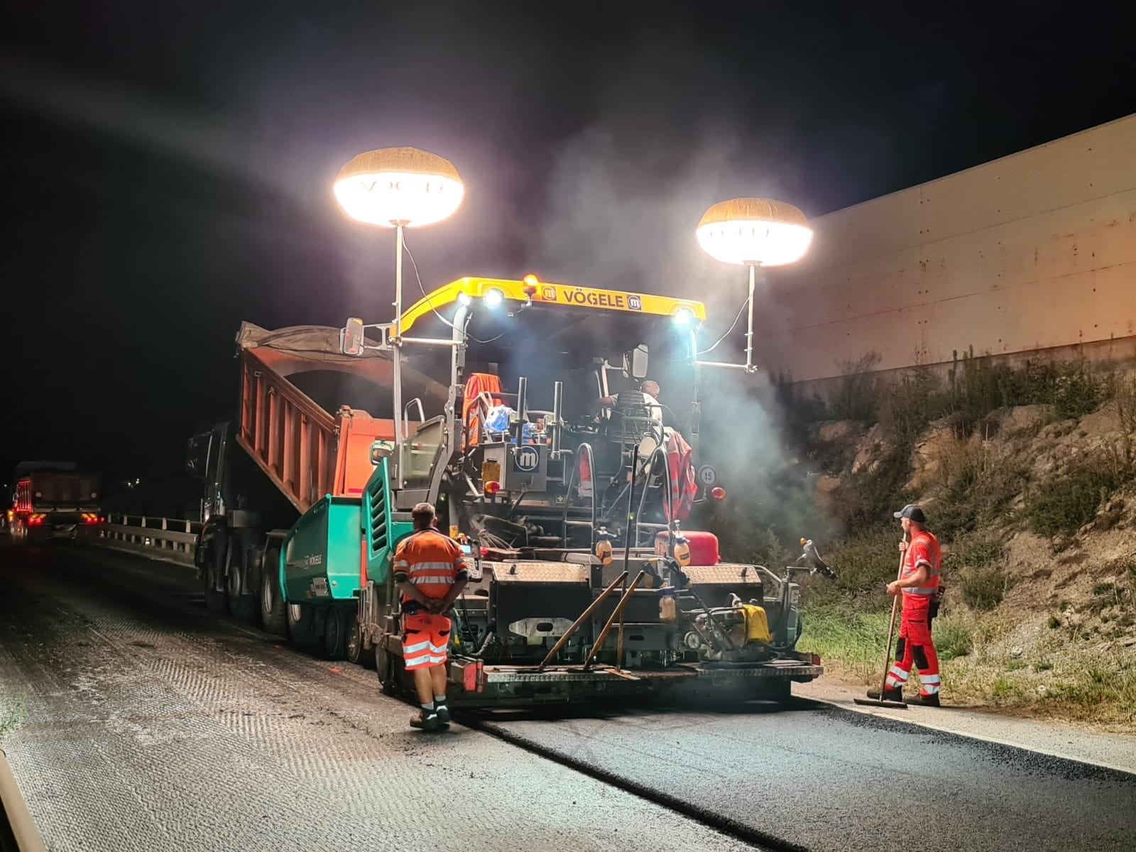 Der Straßendienst führt ab 10. Juli dringende Instandhaltungs- und Sanierungsarbeiten entlang der MeBo durch. Gearbeitet wird vor allem am Firmian-Tunnel und am angrenzenden Viadukt sowie bei Marling. (Foto: LPA/Straßendienst)