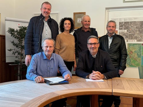 Landeshauptmann Arno Kompatscher (vorne rechts) beim Treffen mit Vertretern der Gemeinde Schnals: (vorne links) Bürgermeister Karl Josef Rainer, (hinten stehend von links) Peter Grüner, Vizebürgermeisterin Sonja Santer, Josef Götsch, Oswald Weithaler. (Foto: LPA/Cecilia Miribung)