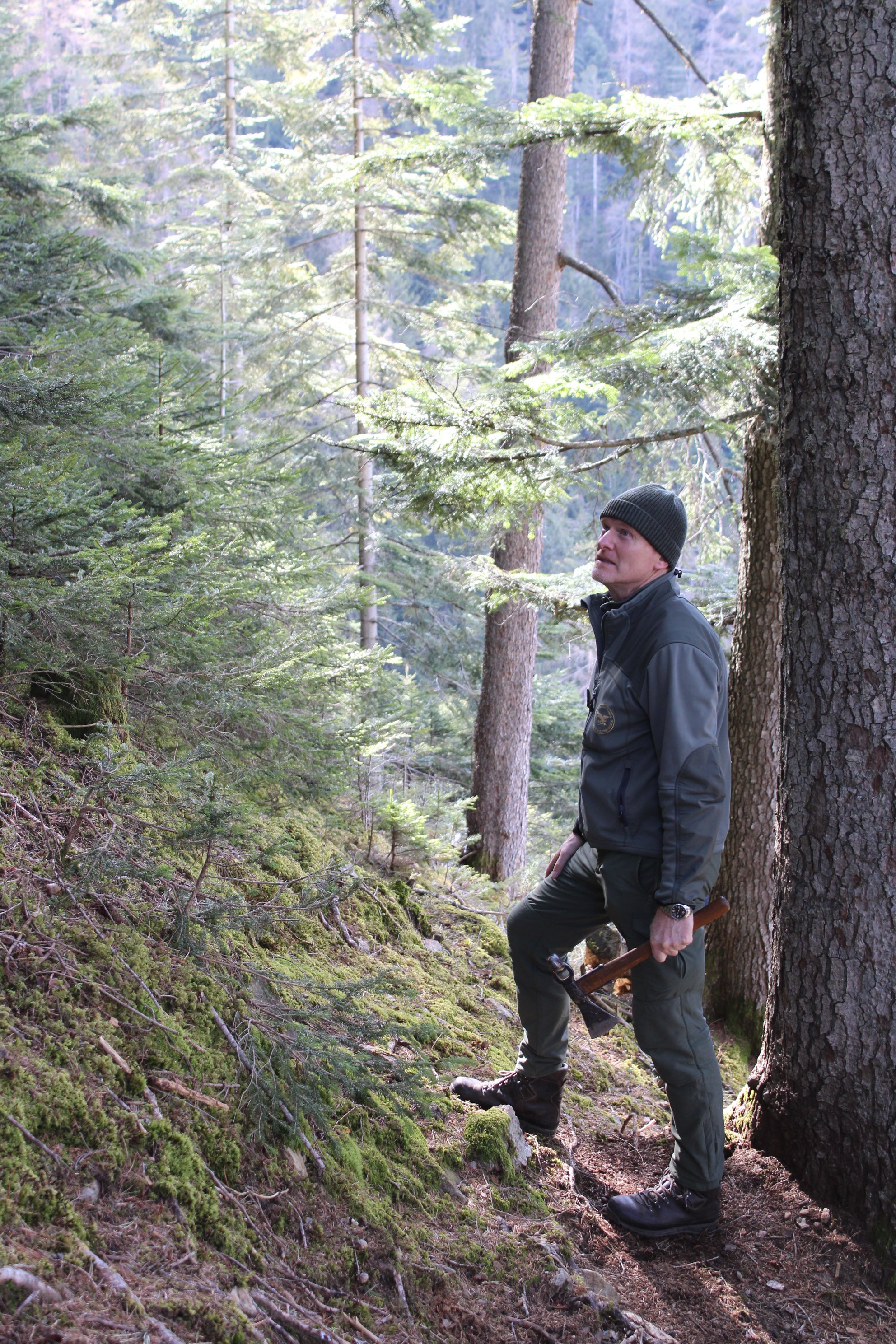 Andreas Munter, comandante della Stazione di vigilanza forestale, durante un sopralluogo. (Foto: USP/Azienda forestale dell'Agenzia Demanio provinciale)
