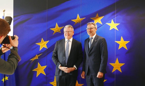 Am Rande der Plenartagung sprach der Südtiroler Landeshauptmann Arno Kompatscher (rechts) mit EU-Kommissar Nicolas Schmit (links), der für Beschäftigung und soziale Rechte zuständig ist.  (Foto: LPA/Dominik Holzer)