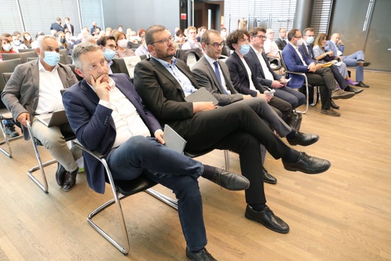 Patrick Dejaco, Hansi Pichler, Alfred Aberer, Martin Rabensteiner e Martin Ausserdorfer (in prima fila da sinistra a destra) all'incontro della Camera di commercio. (Foto: ASP/ Andreas Verdorfer)
