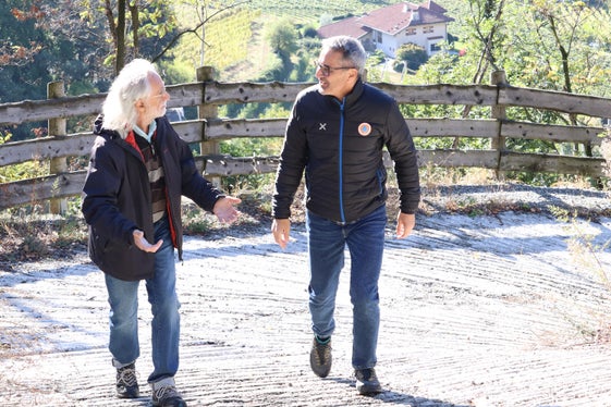 Im Austausch: der mittlerweile pensionierte Direktor des Amtes für Wildbach- und Lawinenverbauung West Mauro Spagnolo mit Landeshauptmann und Bevölkerungsschutzlandesrat Arno Kompatscher am Mutbach in Meran-Gratsch. (Foto: LPA/Maja Clara)
