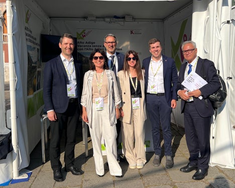 Da sinistra Martin Vallazza (direttore del Dipartimento Mobilità), Renate Mayr (Ufficio comunicazione), il presidente della Provincia Arno Kompatscher, Martina Leitner (Ufficio comunicazione), Michael Andergassen (incaricato speciale per la pianificazione provinciale viabilità e flussi di mobilità) ed il segretario generale della Provincia Eros Magnago (Foto: USP)