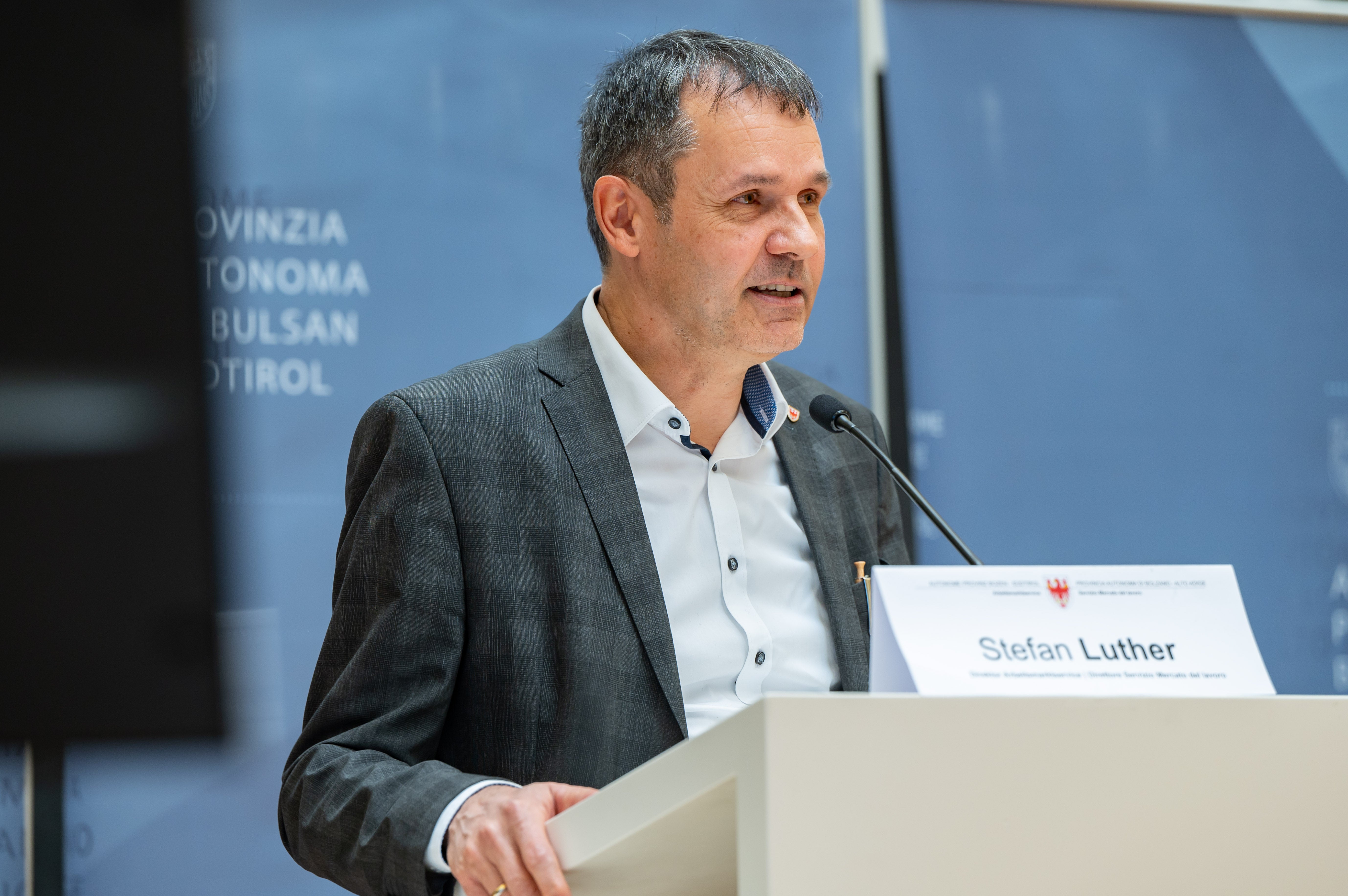 Stefan Luther, direttore della Ripartizione Servizio Mercato del lavoro, sottolinea che il numero di pensionamenti aumenterà notevolmente nei prossimi anni. Le nuove news sul mercato del lavoro forniscono informazioni interessanti a questo riguardo. (Foto: USP/Greta Stuefer)