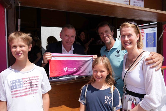 Una famiglia di Francoforte allo stand dell'Euregio con il segretario generale dell'Euregio Christoph von Ach. (Foto: Euregio)