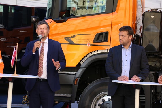 "Mit funktionstüchtigen Fahrzeugen ist der Straßendienst gut ausgerüstet und kann effizient und rasch für sichere Straßen sorgen", so LR Alfreider (l.), im Bild mit Abteilungsdirektor Sicher. (Foto: LPA/Ingo Dejaco)