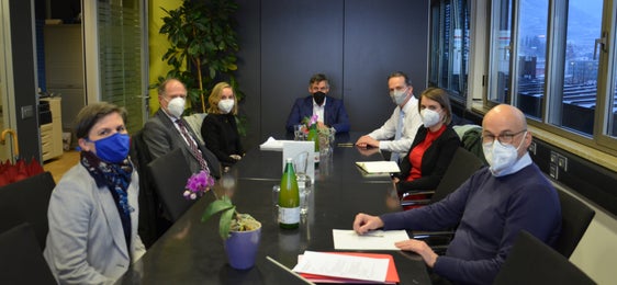 L'assessore Widmann (al centro) con la delegazione del Belgio dell'est: Le sfide della sanità nei territori di confine come i nostri sono simili. (Foto: ASP/Silvia Obwexer)