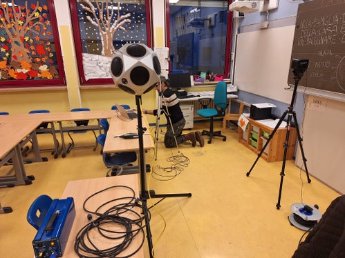 L'andamento della qualità dell'aria in classe e l'effetto dell'impianto di ventilazione sul comfort ambientale vengono controllati tramite misurazioni, come quelle riportate nella foto scattata nella scuola Manzoni di Bolzano. (Foto: USP/Gnews)