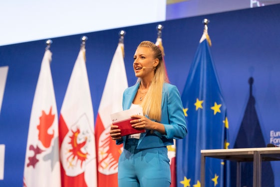 Moderatorin Karin Gschnitzer begrüßte die Spitzenvertreter der Euregio und die Teilnehmenden am Europäischen Forum Alpbach im Dorf der Denker. (Foto: Land Tirol/Sedlak) 