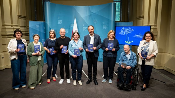 Diversi partner della rete hanno partecipato alla presentazione delle Giornate di formazione. Nella foto (da sinistra), Astrid Crep, Roberta Ciola, Cecilia Stefanelli, Martin Sagmeister, Ufficio Cinema e Media, Katrin Roner, Università Popolare dell'Alto Adige, l'assessore Philipp Achammer, la direttrice d'Ufficio Anika Michelon, Alfred Mitterer, Commissione Istruzione Terlano e Claudia Santer. (Foto: USP/Fabio Brucculeri)