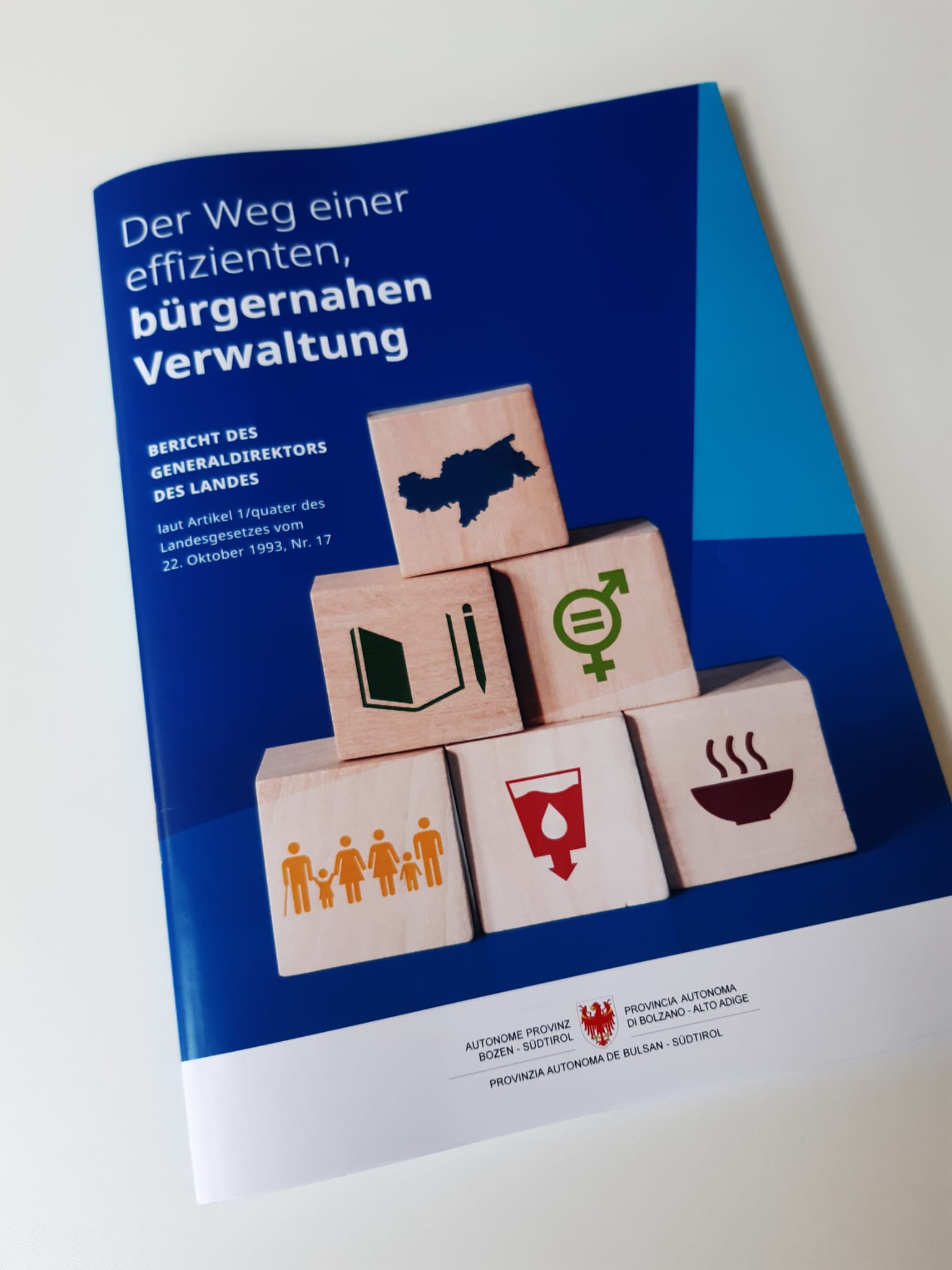 Der Tätigkeitsbericht, den der Generaldirektor im vierten Jahr der Legislaturperiode vorgelegt hat, trägt den Titel Der Weg einer effizienten, bürgernahen Verwaltung. (Foto: LPA/jw)