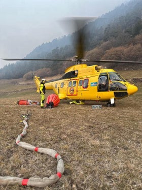 Nel corso della giornata di venerdì 7 marzo le operazioni di graduale spegnimento dei focolai proseguiranno unicamente con l'ausilio di 4 piccoli elicotteri antincendio e di un secondo Super Puma. (Foto: USP)