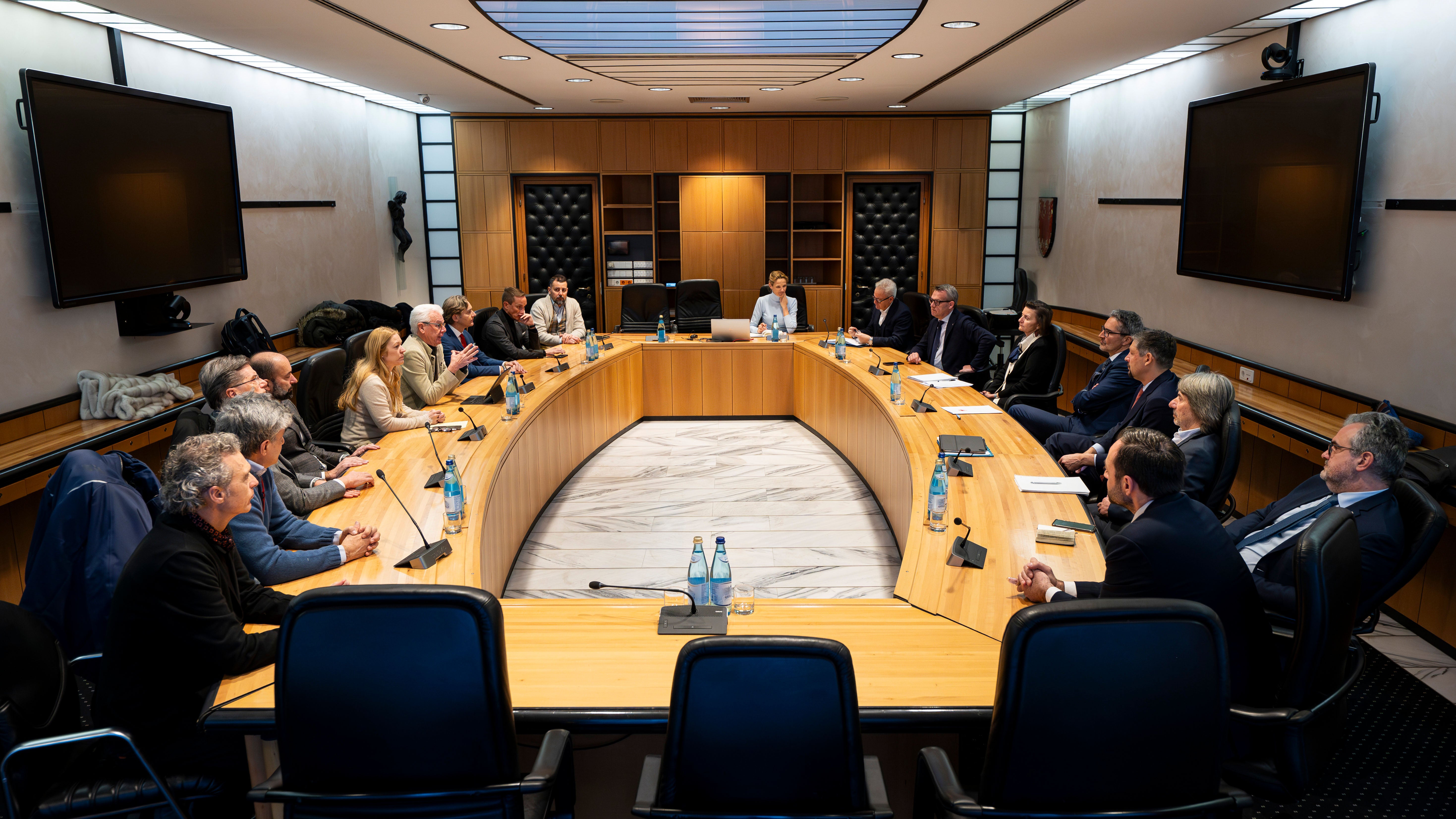 A sinistra i rappresentanti del Cup Andriolo, Volanti, Zago, De Bernardo, Rigott, Sartori, Marini, Piccolin e Raise, a destra l'assessore Galateo, il direttore di Dipartimento Mayr, l'assessore Messner, l'assessore Alfreider, il presidente Kompatscher, la direttrice generale Mahlknecht, l'assessore Bianchi, il segretario generale Magnago e al centro la segretaria particolare Miribung (Foto: USP/Fabio Brucculeri) 