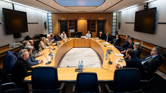 A sinistra i rappresentanti del Cup Andriolo, Volanti, Zago, De Bernardo, Rigott, Sartori, Marini, Piccolin e Raise, a destra l'assessore Galateo, il direttore di Dipartimento Mayr, l'assessore Messner, l'assessore Alfreider, il presidente Kompatscher, la direttrice generale Mahlknecht, l'assessore Bianchi, il segretario generale Magnago e al centro la segretaria particolare Miribung (Foto: USP/Fabio Brucculeri) 