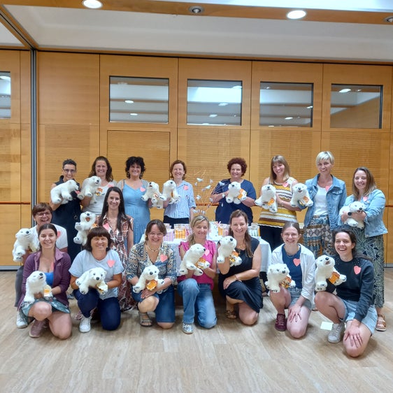 Venti operatrici di biblioteche pubbliche di tutto l’Alto Adige hanno partecipato a un ciclo di seminari dedicato alla promozione della lettura tra i bambini piccoli. Il workshop con Marlies Mertl ha ora concluso con successo il percorso di formazione (Foto: USP/Simone Waldboth)