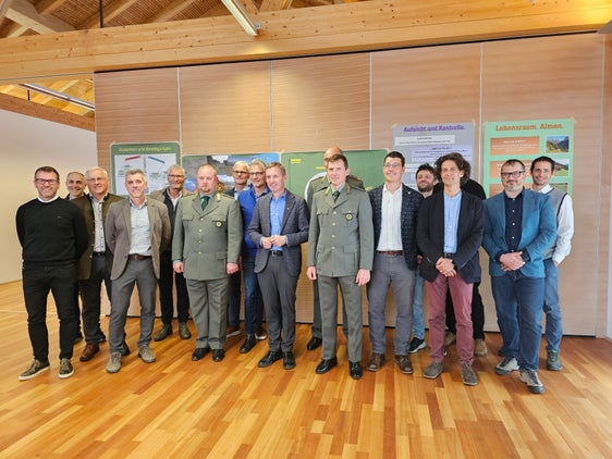 Gruppenbild mit Abteilungsdirektor Günther Unterthiner und Landesrat Luis Walcher bei dem Austauschtreffen in der Landesforstschule Latemar am Karerpass. (Foto: LPA/Ulrike Huber)