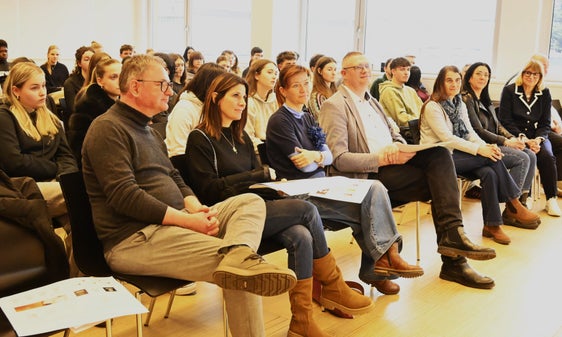 Emozionato: il pubblico alla presentazione dei progetti per il logo delle scuole ospedale in Alto Adige. (Foto: USP/Direzione Istruzione e Formazione tedesca/Margit Pichler)