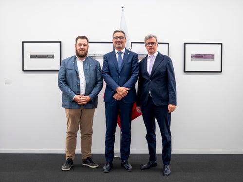I vertici del Südtiroler Wirtschaftsring-Economia Alto Adige si sono presentati al presidente della Provincia Arno Kompatscher (da sinistra): il vicepresidente Michael Kaufmann, il presidente della Provincia Arno Kompatscher e il presidente Lukas Brunner. (Foto: USP/Fabio Brucculeri)