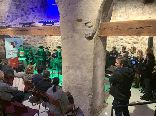Una sala affollata per le letture sceniche sulla storia del Sopramonte svoltesi ieri sera (19 gennaio) nella cantina della Casa della Pesa di Bolzano (Foto: Euregio/Armin Gluderer)