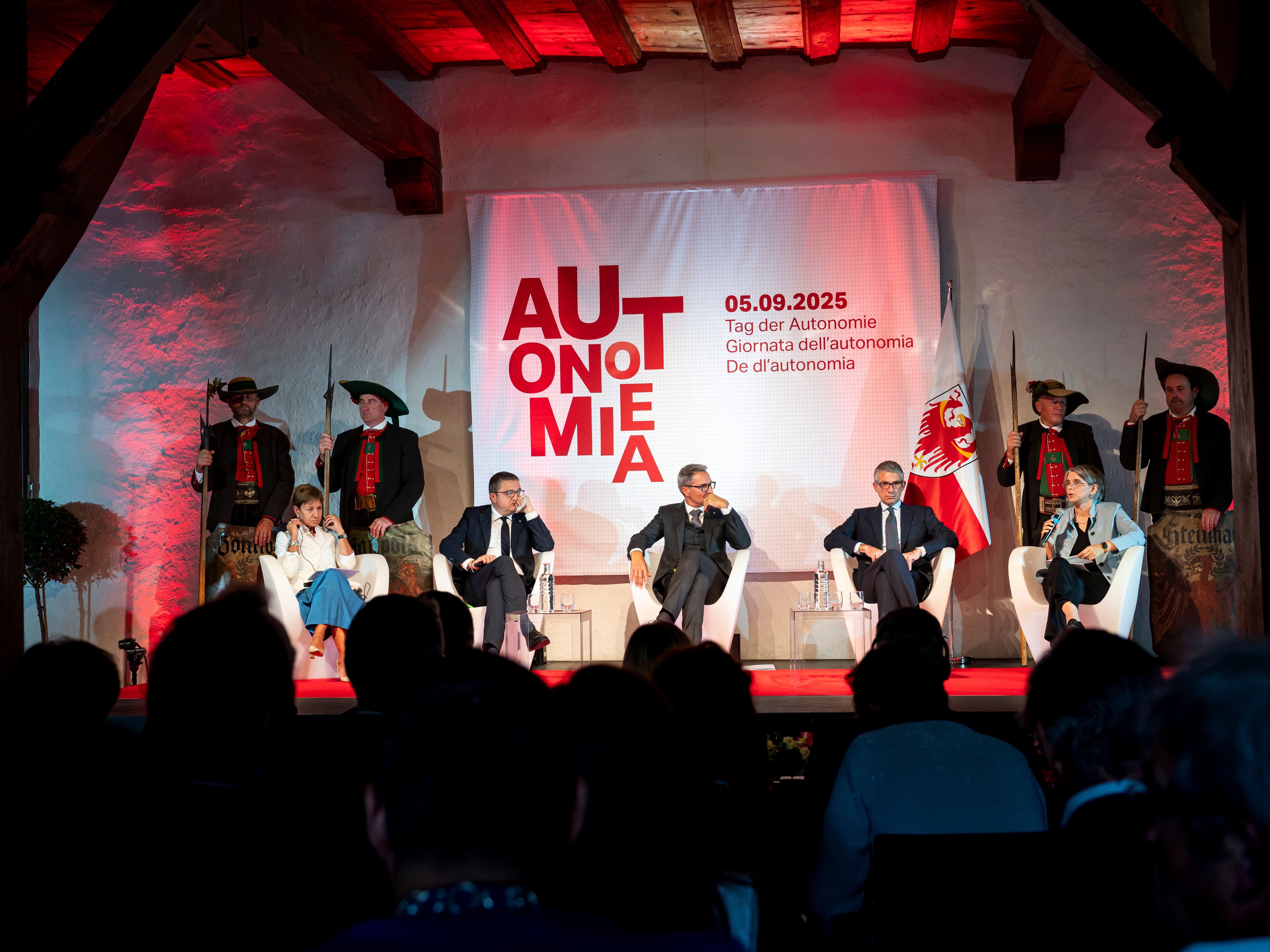 Una tavola rotonda con i rappresentanti delle autonomie in occasione della Giornata dell'Autonomia: (da sinistra) Stefania Fanizzi (Valle d'Aosta), Maurizio Fugatti (Provincia autonoma di Trento), Arno Kompatscher (Provincia autonoma di Bolzano), Pierpaolo Roberti (Friuli Venezia Giulia) ed Esther Happacher (Università di Innsbruck). (Foto: USP/Fabio Brucculeri)