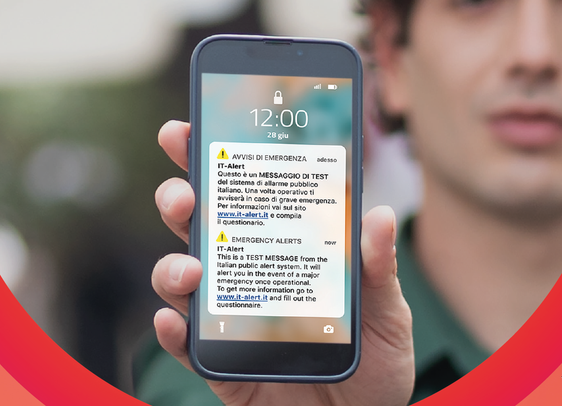 A livello europeo, è stato progettato un nuovo tipo di sistema di comunicazione per avvisare ancora meglio la popolazione in caso di catastrofi. Con questo sistema di allerta - il termine "allerta" è preceduto dalla sigla del Paese - gli avvisi in caso di catastrofe vengono inviati via cellulare a tutti gli smartphone dell'area interessata. (Foto:ASP/Dipartimento Protezione Civile)