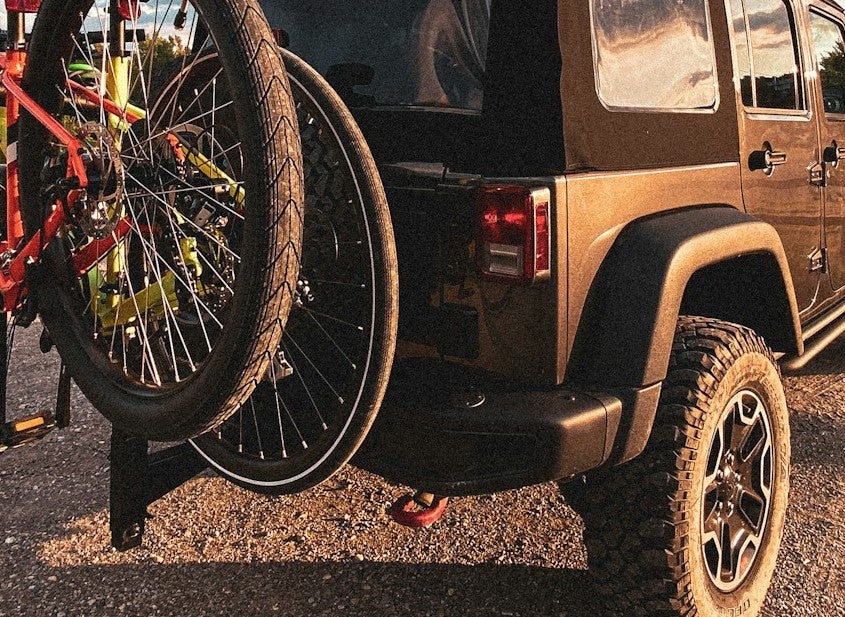 Gute Nachrichten für Radfahrerinnen und Radfahrer: Eine neue Regelung vereinfacht den Transport von Fahrrädern auf Auto-Fahrradträgern erheblich. (Foto: Unsplash. Das Foto darf nur in Zusammenhang mit dieser Pressemitteilung verwendet werden.)