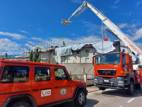 Mit einem Hubsteiger, einer Drehleiter und zwei Lastkraftwagen mit Kran und weiteren Fahrzeugen für die Logistik waren 18 Mann der Berufsfeuerwehr in zwei Turnussen und 24 Mann der Freiwilligen Feuerwehren im Einsatz. (Foto: LPA/Berufsfeuerwehr Bozen)